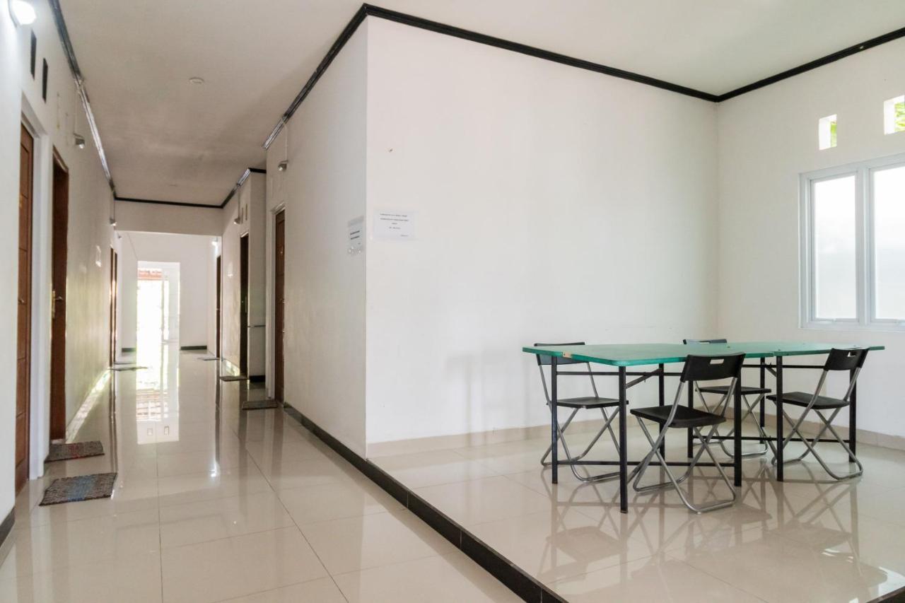 Reddoorz Near Terminal Bubulak Bogor Hotel Exterior foto